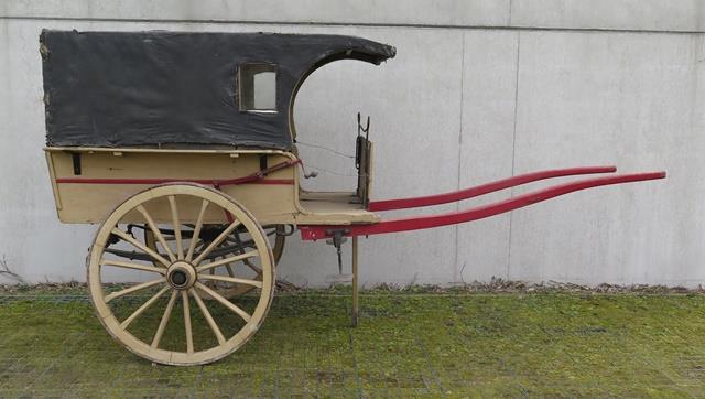 Geveerde tweewielkar met vast zijbord en afneembare kap, Karrenmuseum Essen